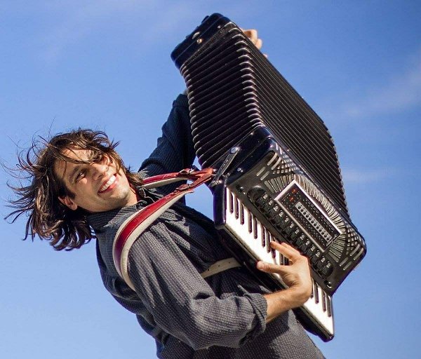 ИСТОРИЯ ПОЯВЛЕНИЯ АККОРДЕОНА.Особую популярность аккордеон завоевал среди исполнителей народной ...