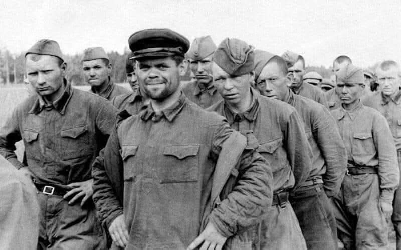 БОЙЦЫ ЗАПЕЛИ "ИНТЕРНАЦИОНАЛ" 30 июня 1941 года остался для меня и других жителей деревни ...