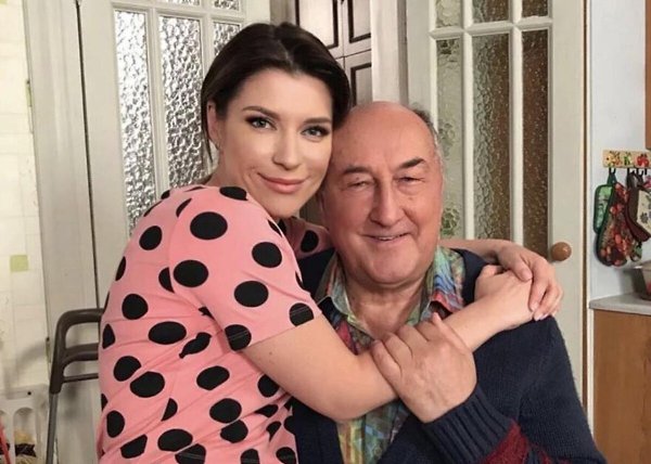 В продолжении сериала «Воронины» почтили память Бориса Клюева! По сюжету, в школе Люсю попросили ... - 3