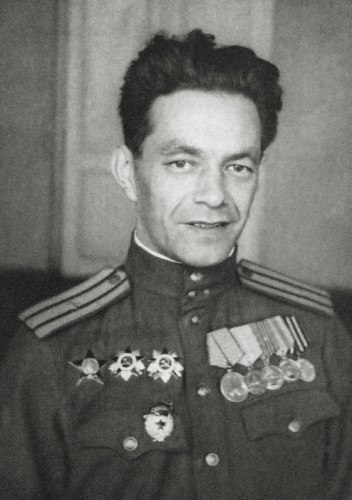 Ариф Васильевич Сапаров (2(15) июля 1912 - 2 ноября 1973) - советский писатель и журналист, военный ...