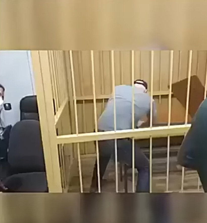 Кошмар в зале суда: Обвиняемый устроил погром после оглашения приговора! Судья была в ужасе – такого ... - 2