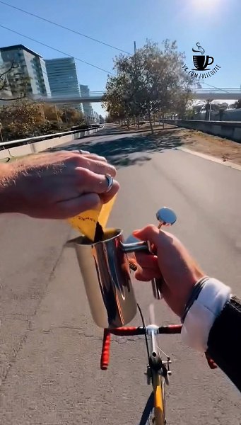 Когда ты настолько сильно любишь кофе, что делаешь его везде где можно и при любых условиях