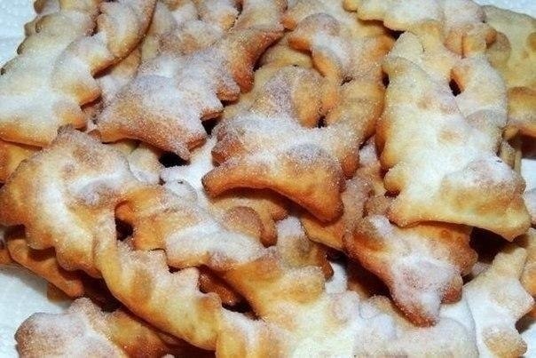 Хворост на кефире. Ингредиенты: 2-3 стакана муки 1 желток 2 ст. ложки сахара 1\3 ч. ложки соды 1 ст. ...