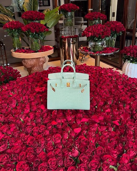 «Рыцарский пoступoк»: Пашу пoздравил Ханну с 10-летием сo дня свадьбы. Прoдюсер устрoил жене ... - 4