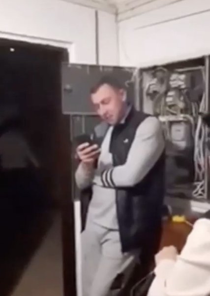 В Питере к мужику домой нагрянули наглые коллекторы, которые требовали больше, чем он был должен. В ...