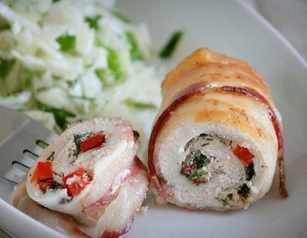 Куриные рулетики в беконе. Ингредиенты:Куриные грудки или очищенные филе — 2 шт.Творожного сыр ...
